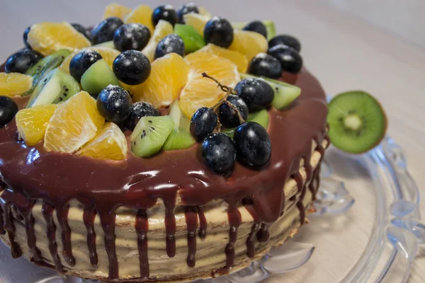 Бисквит с фруктами и шоколадом — стоковое фото