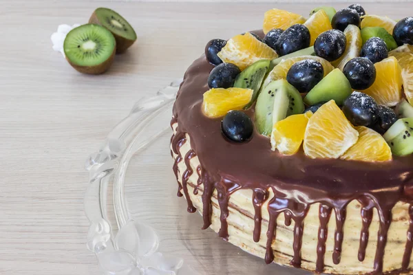 Pastel de esponja con frutas y chocolate — Foto de Stock