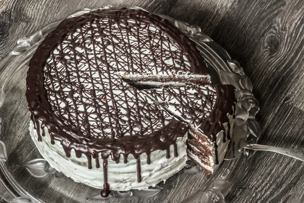 Delicioso pastel de chocolate con crema cremosa — Foto de Stock