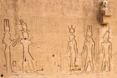 Tapınak Hathor Dendera, aslan başlı waterspouts ile Güney duvarı