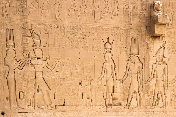 Zuidelijke muur van de tempel van Hathor op Dendera met leeuw-headed waterspouts — Stockfoto