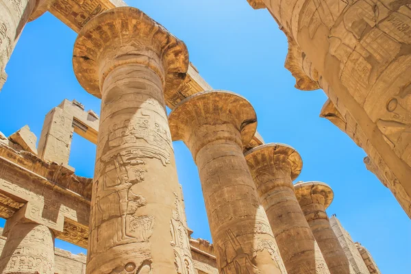 Great Hypostyle Hall en wolken in de tempels van Karnak (oude Thebe) — Stockfoto