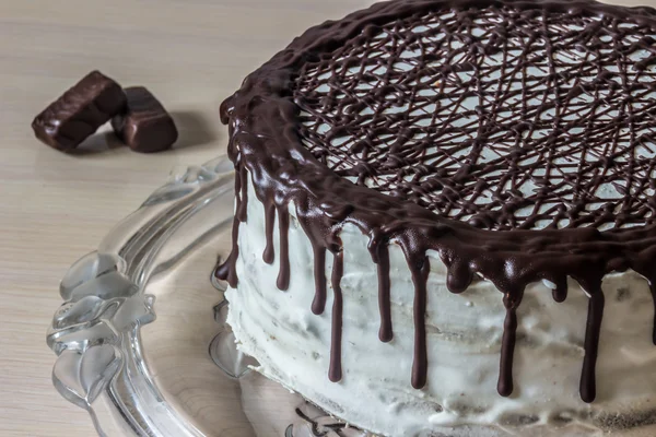 Pyszne czekoladowe ciasto z kremowym kolorze kremowym i czekoladowych cukierków — Zdjęcie stockowe