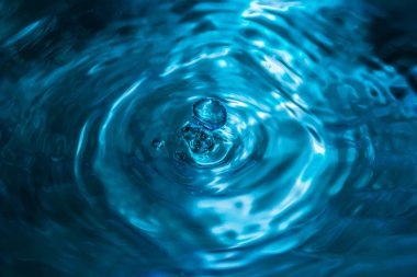 Güzel mavi renkli su damla