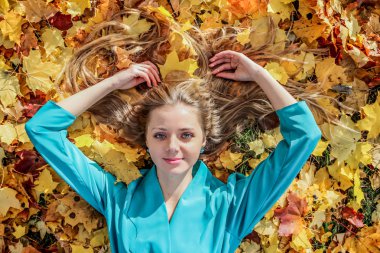 güzel kız ile akçaağaç çim üzerinde yalan sonbahar yaprakları