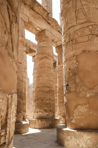 Hal van kolommen in de tempels van Karnak (Luxor, Egypte) — Stockfoto
