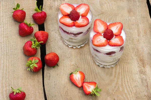 Десерт со сливками и свежей клубникой — стоковое фото