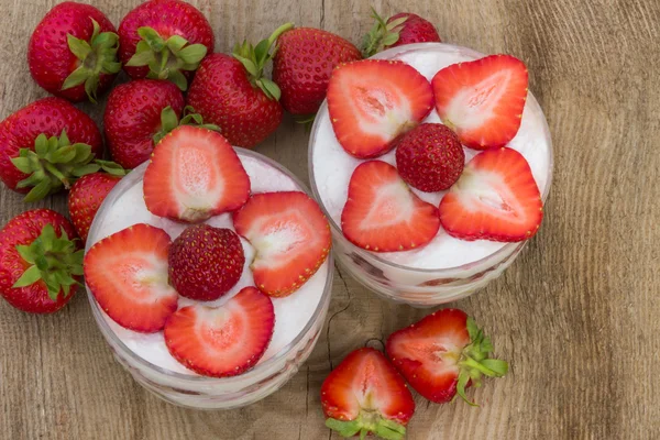 크림과 신선한 딸기 (위에서 보기와 디저트) — 스톡 사진