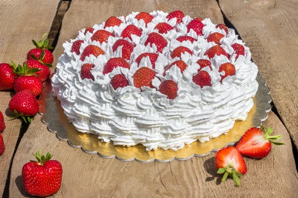 Bolo de creme leve, delicado e saboroso com morangos frescos — Fotografia de Stock