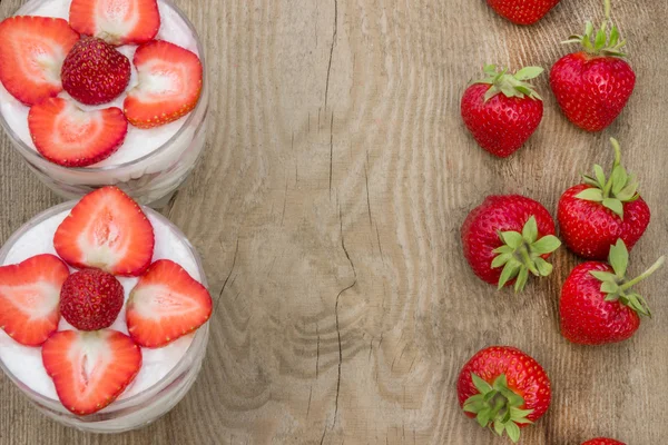 Dessert mit Sahne und frischen Erdbeeren (kann als Hintergrund verwendet werden, Karte) — Stockfoto