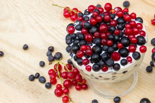 Десерт со сливками и свежими ягодами (красная и черная смородина, черника ) — стоковое фото