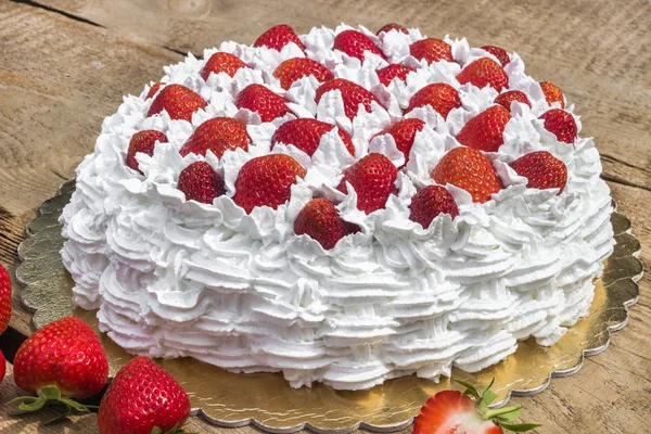 Light, delicate and tasty cream cake with fresh strawberries — Stock Photo, Image