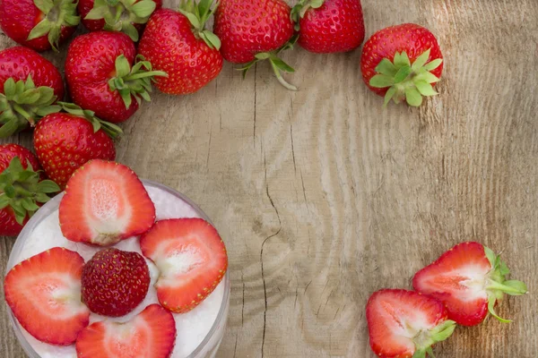 Efterrätt med grädde och färska jordgubbar (kan vara används som bakgrund, kort) — Stockfoto