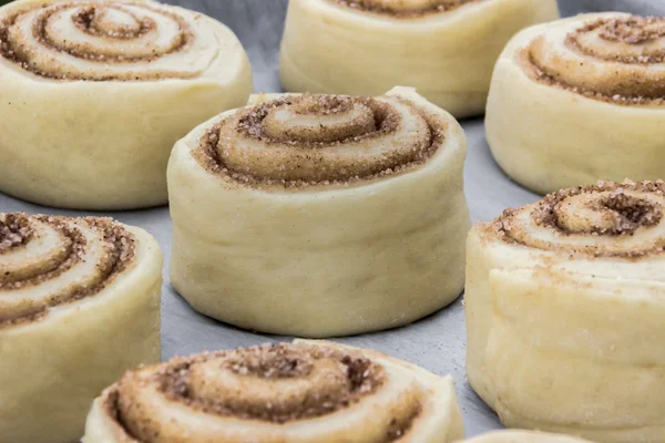 Tarçın ile güzel ve pişmemiş tarçınlı çörek