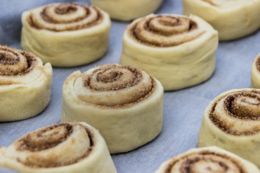 Tarçın ile güzel ve pişmemiş tarçınlı çörek