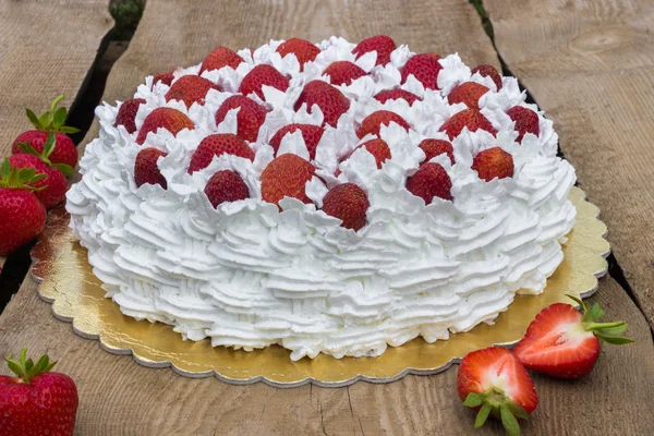Легкий, деликатный и вкусный торт со свежей клубникой (наполовину торт ) — стоковое фото