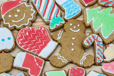 Gingerbreads (kart olarak kullanılabilir Noel ve yeni yıl için dekore edilmiştir)