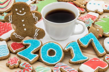 Gingerbreads yeni 2017 yılı ve kahve (kart olarak kullanılabilir için dekore edilmiştir)