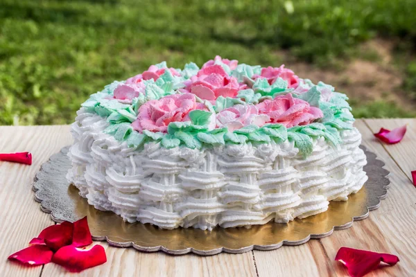 Coș delicios de tort cremos de trandafiri pe masă de lemn — Fotografie, imagine de stoc