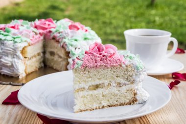 Lor krema ve muz arka plan pasta ve kahve ile kek parçası