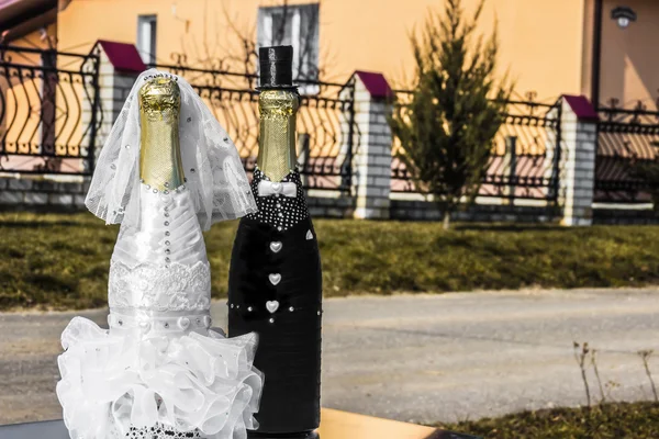 Butelki szampana dekoracji na dzień ślubu (Panna młoda i pan młody ) — Zdjęcie stockowe