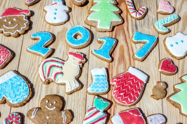 Gingerbreads (kart olarak kullanılabilir Noel ve yeni yıl için dekore edilmiştir)