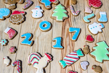 Gingerbreads (kart olarak kullanılabilir Noel ve yeni yıl için dekore edilmiştir)