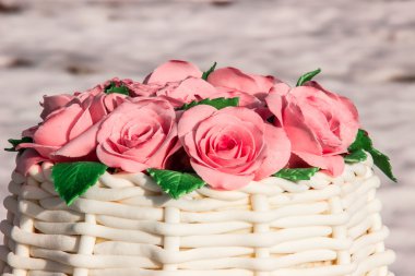 bir sepet gül şeklinde pasta