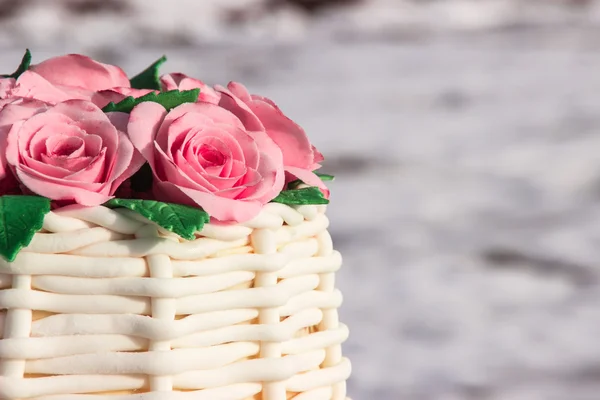 Gâteau en forme de panier de roses — Photo