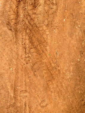 Lastik izleri yol çakıl taş zemin üzerine