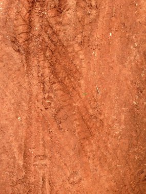 Lastik izleri yol çakıl taş zemin üzerine