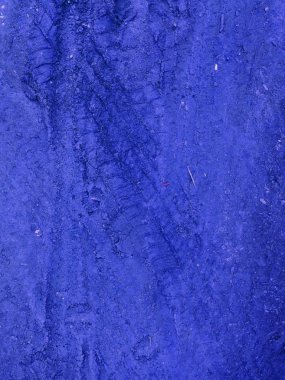 Mavi yol çakıl taş zemin üzerine mavi lastik izleri