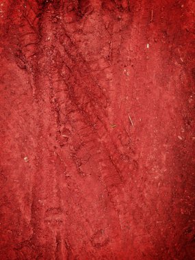 yol çakıl taş zemin üzerine kırmızı lastik izleri