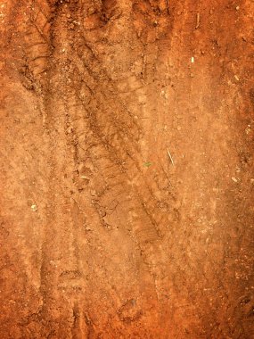 Lastik izleri yol çakıl taş zemin üzerine