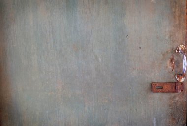 eski kapı kırmızı asma kilit