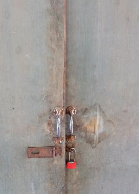 eski kapı kırmızı asma kilit