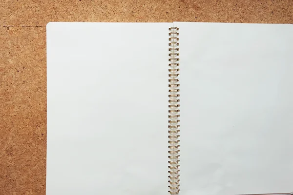 El cuaderno vacío y el fondo del Corkboard —  Fotos de Stock
