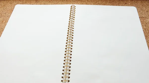 El cuaderno vacío y el fondo del Corkboard —  Fotos de Stock