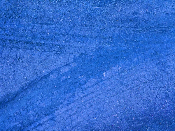 Modré stopy pneumatik na kamenné pozadí modré silniční štěrk — Stock fotografie