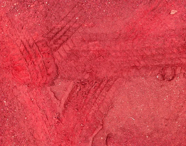 Rode band tracks op de weg grind steen achtergrond — Stockfoto