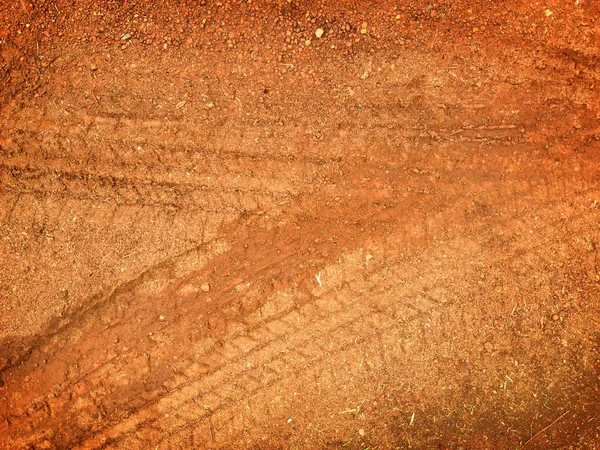 跟踪上道路砾石石背景下的轮胎 — 图库照片