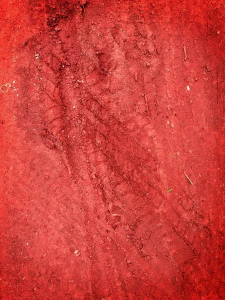 Vermelho Pneu faixas na estrada cascalho pedra fundo — Fotografia de Stock