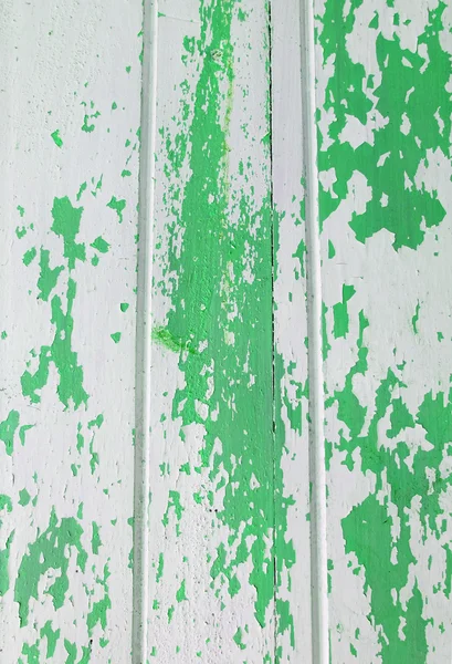 La pintura verde de las maderas está despegando el papel pintado —  Fotos de Stock