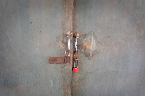 Piros színű lakat a régi ajtó — Stock Fotó