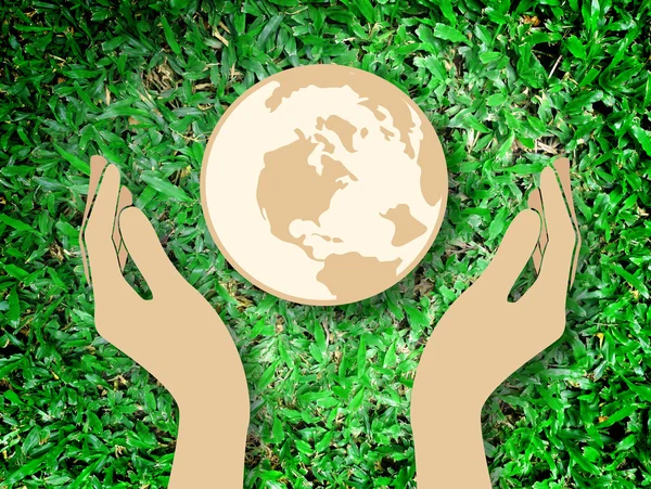 Mão segurando o mundo salvar o símbolo do mundo no fundo da grama — Fotografia de Stock