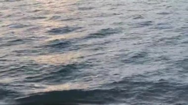 Hareket eden yüzey ve deniz dalgaları