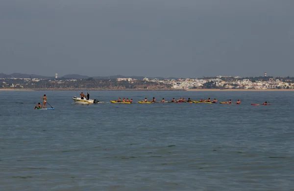 Octubre 2020 Grupo Turistas Remolcados Por Barco Recorrido Kayak Lagos — Foto de Stock