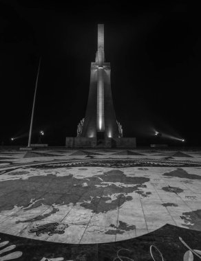 Belem, Lizbon, Portekiz 'deki Keşifler Anıtı' ndaki (Padrao dos Descobrimentos) ünlü kılıcın gece sahnesi.