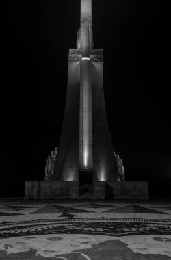 Belem, Lizbon, Portekiz 'deki Keşifler Anıtı' ndaki (Padrao dos Descobrimentos) ünlü kılıcın gece sahnesi.
