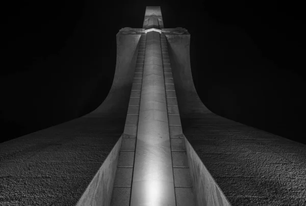 Una Escena Nocturna Famosa Espada Monumento Los Descubrimientos Padrao Dos — Foto de Stock